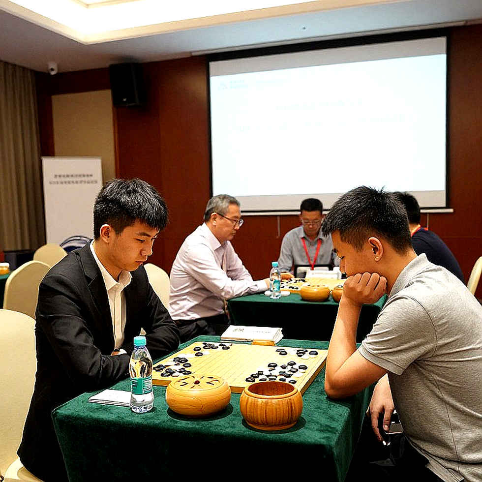 FIDE अध्यक्ष का ग़लत नाम, नीचे FRITZ 20 का विज्ञापन: एक हेडलाइन की फ़ॉरेंसिक जाँच
