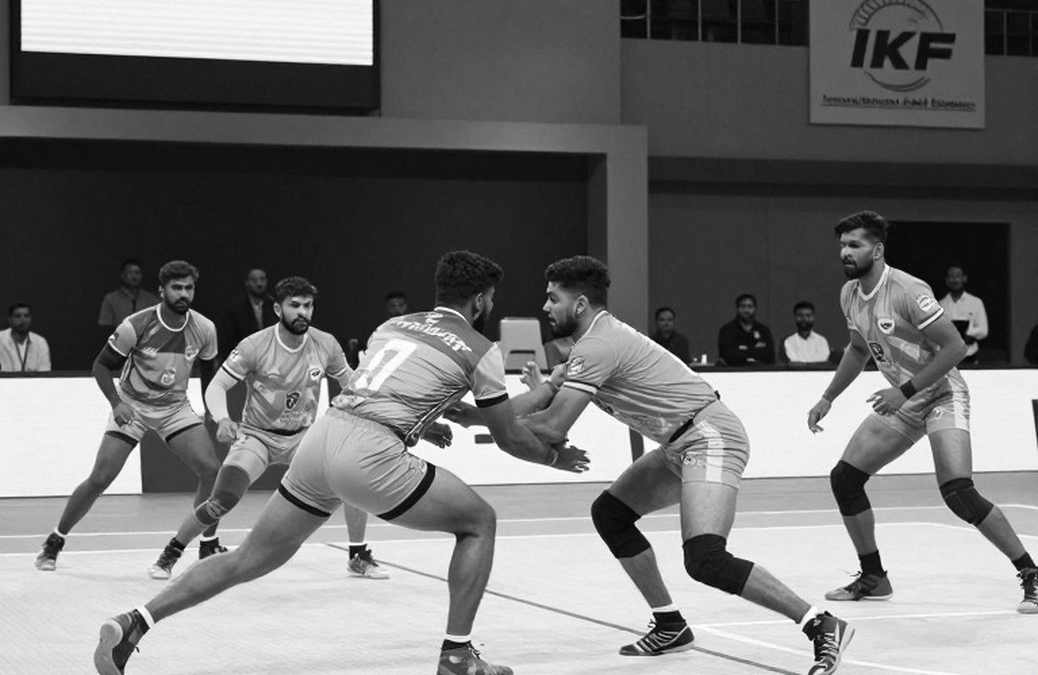 दुबकी मर रही है और नीलामी उसके क़ातिल को करोड़ दे रही है दुबकी मर रही है और नीलामी उसके क़ातिल को करोड़ दे रही है